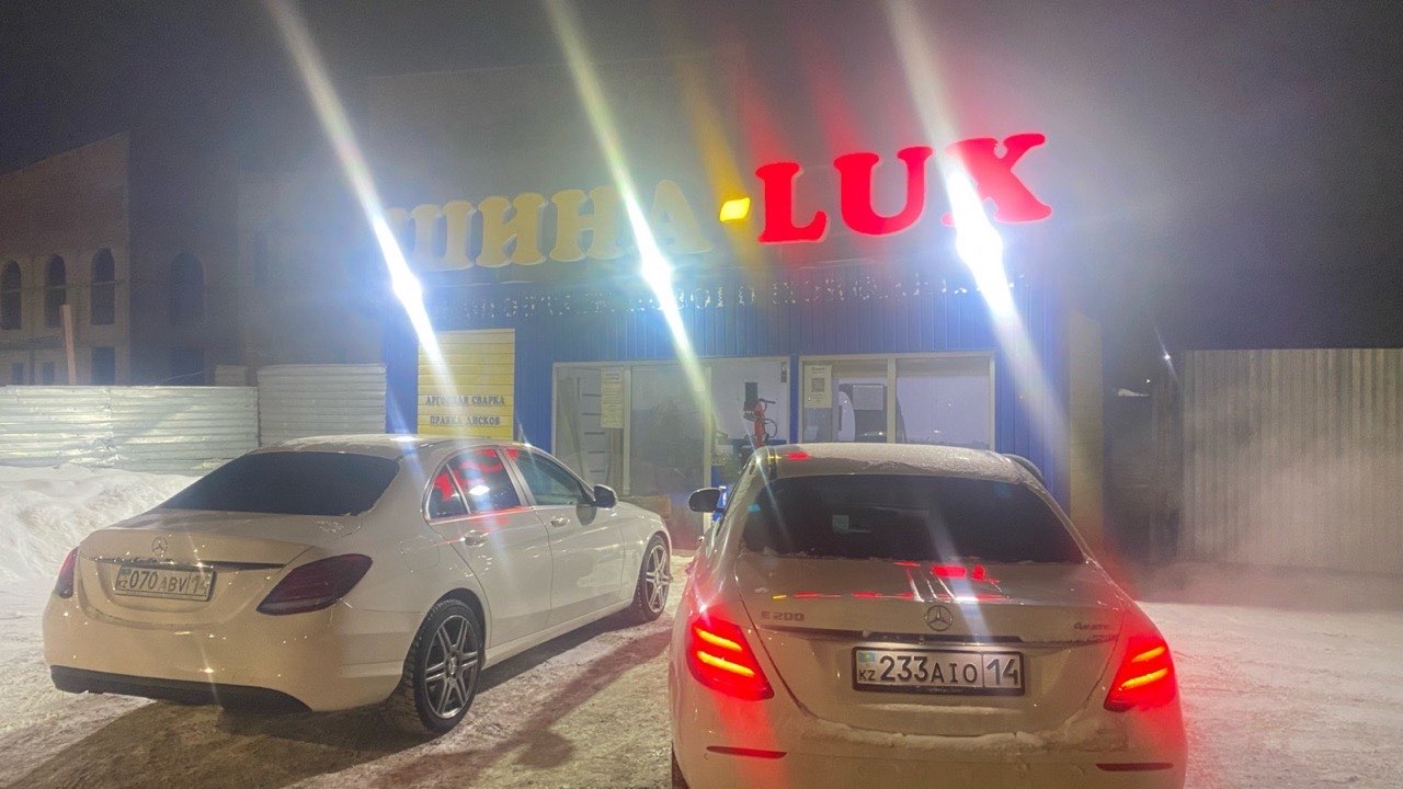 Клиентские автомобили у бокса Шина-LUX ночью